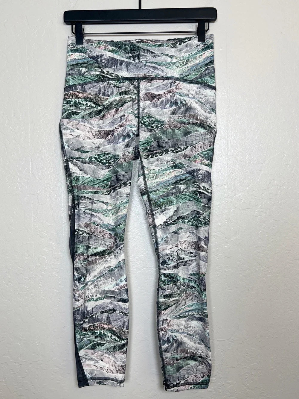 LULULEMON Women’s Size 8 Springscape Multi/Obsidian Train Times Pant 25